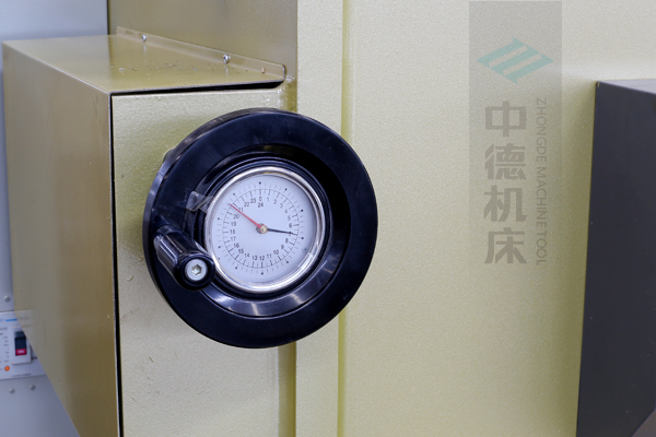ZDG-640刀片間隙調節裝置,設置在機架前面,并有刻度顯示,調節方便.jpg ZDG-640刀片間隙調節裝置,設置在機架前面,并有刻度顯示,調節方便.jpg