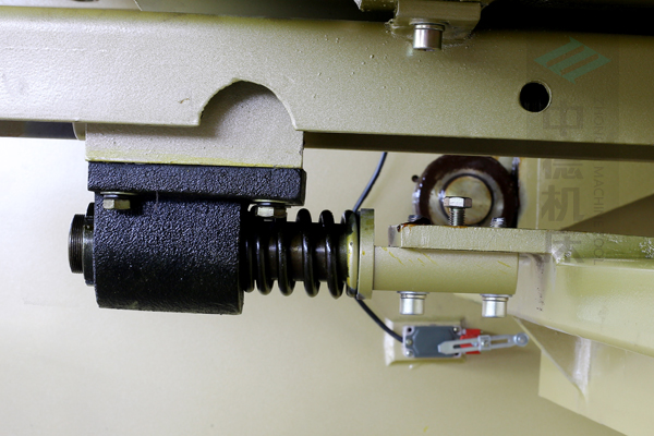 ZDG-640后擋料緩沖裝置,能有效保持后擋料橫梁平行度.jpg ZDG-640后擋料緩沖裝置,能有效保持后擋料橫梁平行度.jpg