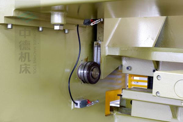 ZDG-640閘式刀架結構,刀架上下垂直運動工作,軸承受力小無磨損,所以能長久精確控制刀片間隙,并能調節剪切角度,提升產品質量,又顯著提高刀片使用壽命.jpg ZDG-640閘式刀架結構,刀架上下垂直運動工作,軸承受力小無磨損,所以能長久精確控制刀片間隙,并能調節剪切角度,提升產品質量,又顯著提高刀片使用壽命.jpg