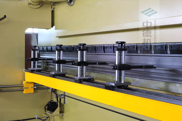 ZDP-16060高精度滾珠絲桿后檔料結構,可調式4組檔指,手搖升降,可適應不同模具;橫梁雙線軌設計,零游隙.jpg ZDP-16060高精度滾珠絲桿后檔料結構,可調式4組檔指,手搖升降,可適應不同模具;橫梁雙線軌設計,零游隙.jpg