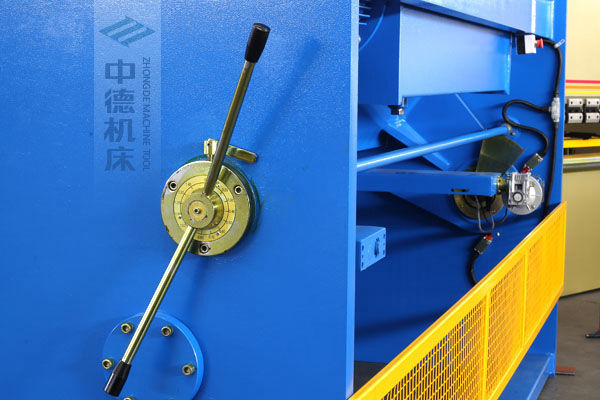 ZDS-1632剪板機刀片間隙手動調節器，刻度清淅，調節省力又簡便.jpg