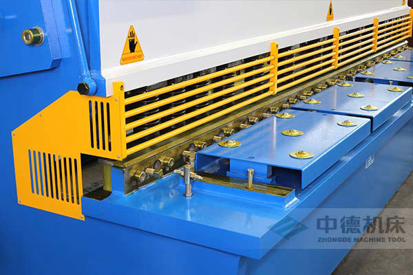 ZDS-432剪板機(jī)進(jìn)料口,安全防護(hù),進(jìn)料無阻,又能直接觀看到燈光對(duì)線的剪切位置.jpg ZDS-432剪板機(jī)進(jìn)料口,安全防護(hù),進(jìn)料無阻,又能直接觀看到燈光對(duì)線的剪切位置.jpg